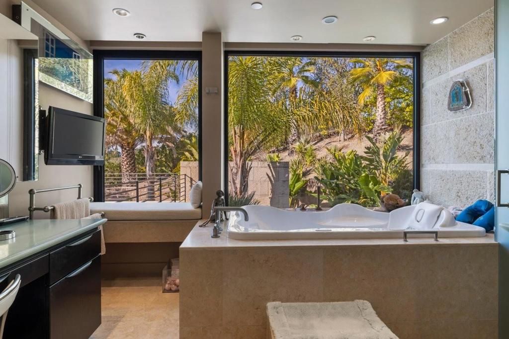 listing image 130720420445321462043