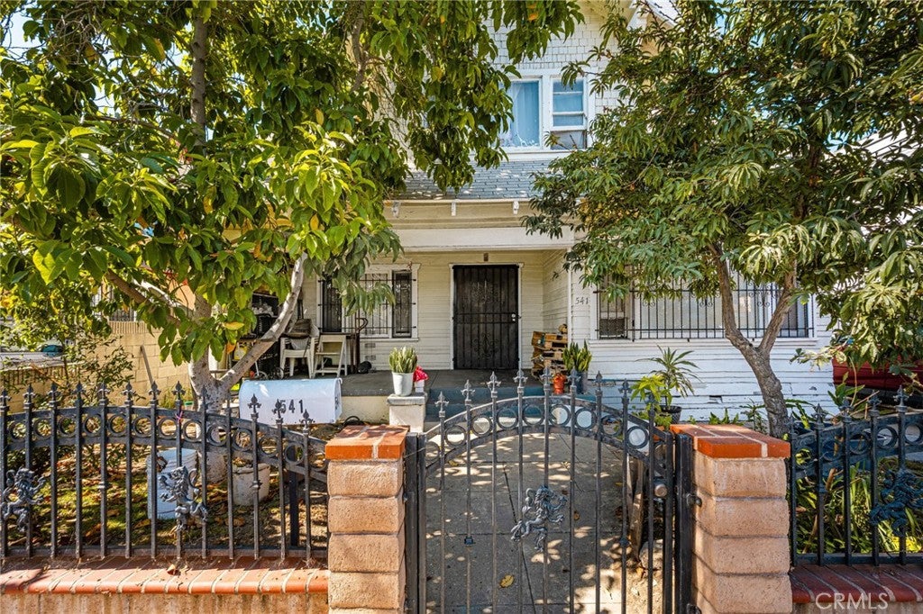 539 E 17th