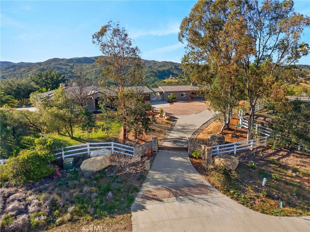 Photo of 37527 La Encina Circle, Murrieta, CA 92562 (MLS # SW26041386)