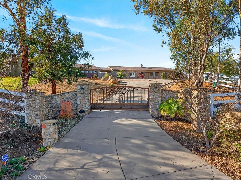 Photo of 37527 La Encina Circle, Murrieta, CA 92562 (MLS # SW26041386)