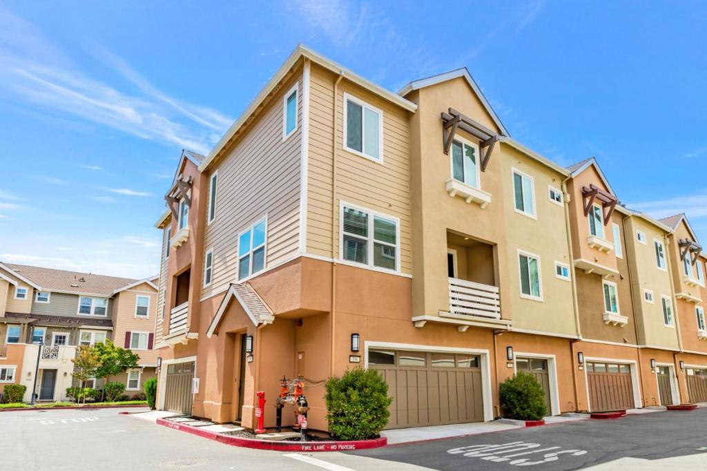 Live stylishly at Brighton Oaksthis sleek end-unit townhome offers space, light, and pride of ownership. A roomy 2-car garage, modern vibe, and unbeatable and quiet location. Walk to downtown for dinner, drinks, or shopping. Sip local at nearby wineries. Commute made easy with Caltrain steps away, and fast access to 101. Convenience, connection, and just the right dose of fun.