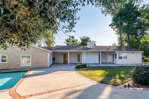 Photo of 4711 Tyrone Ave, Sherman Oaks, CA 91423 (MLS # SR26084244)