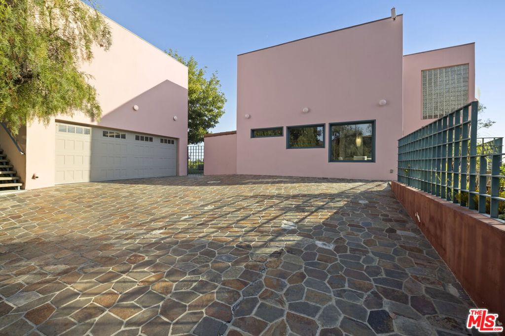 Properties 1 2980 Hollyridge Drive