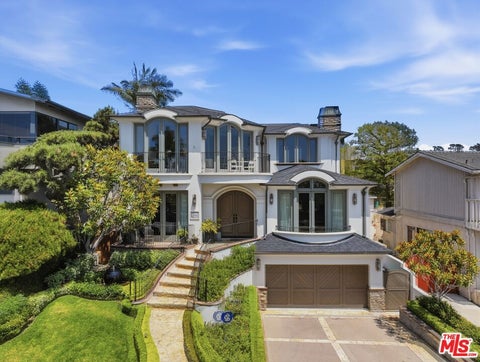 Photo of 108 S Poinsettia Avenue, Manhattan Beach, CA 90266 (MLS # 26850387)