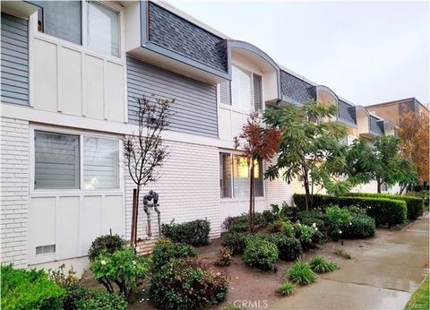 Photo of 1725 Loma Ave #16, Long Beach, CA 90804 (MLS # RS26040755)