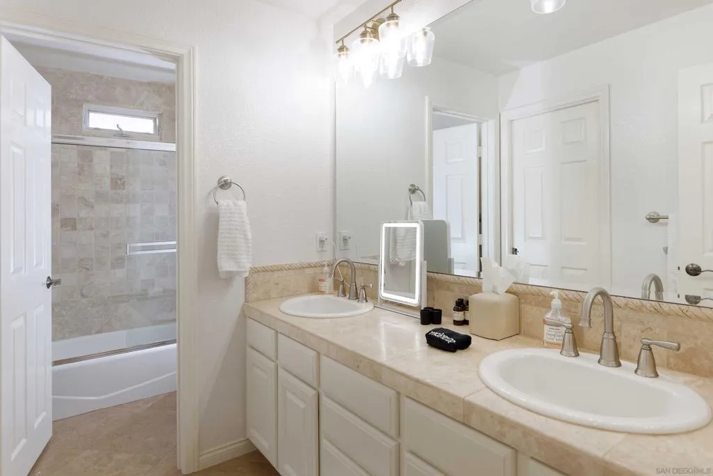 La Jolla, California 92037, United States, 3 Bedrooms Bedrooms, ,3 BathroomsBathrooms,Residential,Active,241030