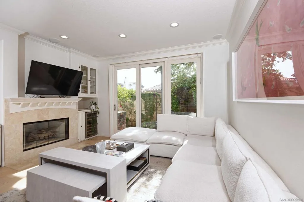 La Jolla, California 92037, United States, 3 Bedrooms Bedrooms, ,3 BathroomsBathrooms,Residential,Active,241030