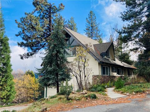 Photo of 943 Nadelhorn Dr, Lake Arrowhead, CA 92352 (MLS # IG26115240)