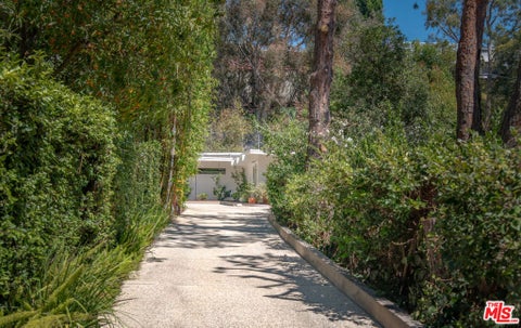 Photo of 9031 Wonderland Park Avenue, Los Angeles, CA 90046 (MLS # 26870735)
