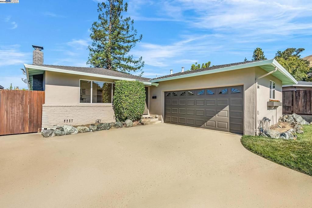 Photo of 584 Eleanor Place Pl, Hayward, CA 94544 (MLS # 41115310)