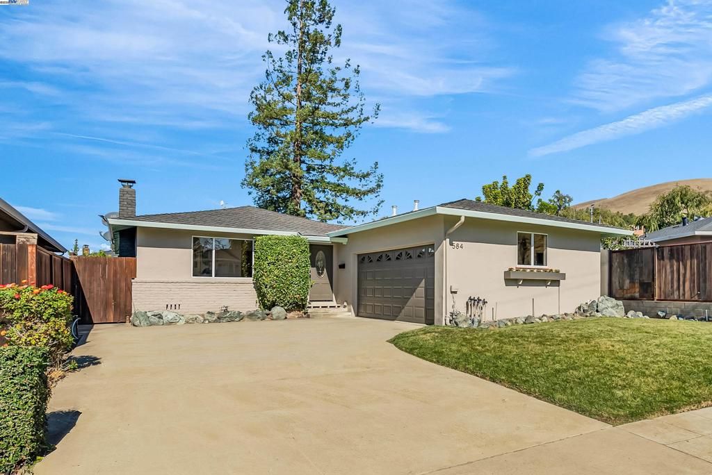 Photo of 584 Eleanor Place Pl, Hayward, CA 94544 (MLS # 41115310)