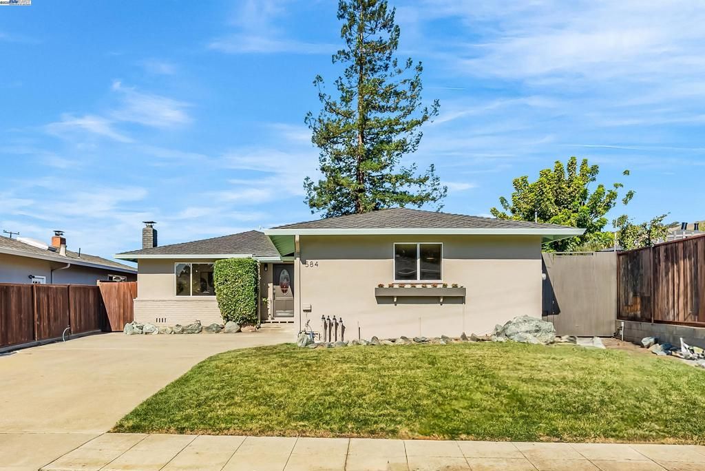 Photo of 584 Eleanor Place Pl, Hayward, CA 94544 (MLS # 41115310)