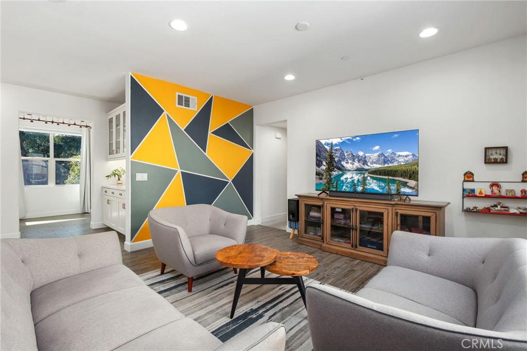 520 S Anaheim Boulevard 1