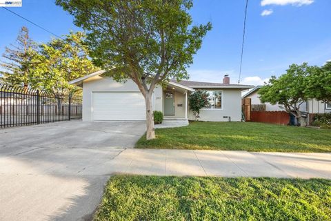 Photo of 2151 Elm St St, Livermore, CA 94551 (MLS # 41128437)