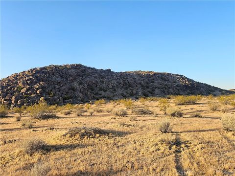 Photo of 28 Saddle Rock Way, Lucerne Valley, CA 92356 (MLS # HD26065026)