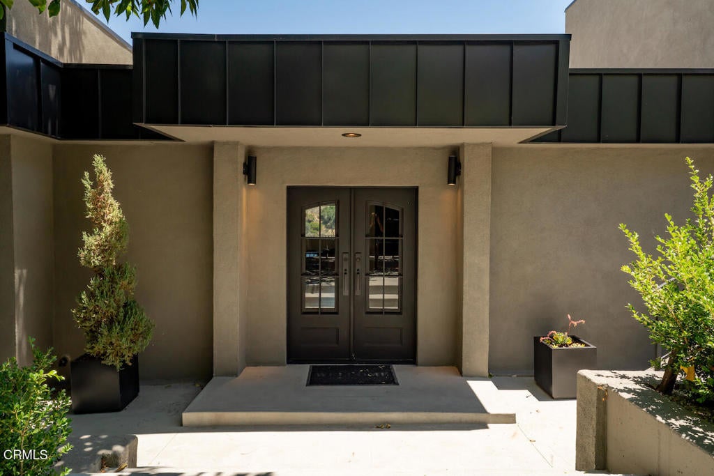 3250 Coldwater Canyon Avenue, Los Angeles CA 91604