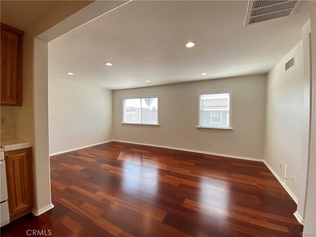 Don’t miss this chance to lease a highly sought-after back unit in the upscale Tomlinson Park neighborhood. Nestled above the garage with no neighbors below, this exceptionally private residence offers both style and serenity—making it a place you’ll never want to leave.
Step inside to discover vibrant Brazilian cherry wood-tone flooring that flows seamlessly through the living and dining areas, as well as the spacious bedroom. Recessed lighting enhances the warm and inviting atmosphere throughout the main living spaces.
At the heart of the home, the bright and functional kitchen features recessed lighting, solid wood cabinetry, and crisp white Whirlpool appliances—perfect for home cooking or entertaining.
The generously sized bedroom includes an entire wall of closet space and provides direct access to the large bathroom. Here, you’ll find a deep soaking tub, wide vanity with ample counter space, and a lovely window that fills the room with natural light.