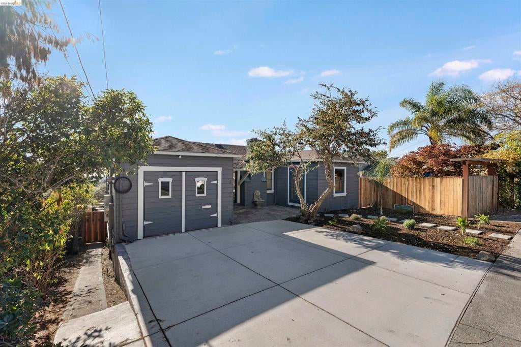 925 Avis Dr
