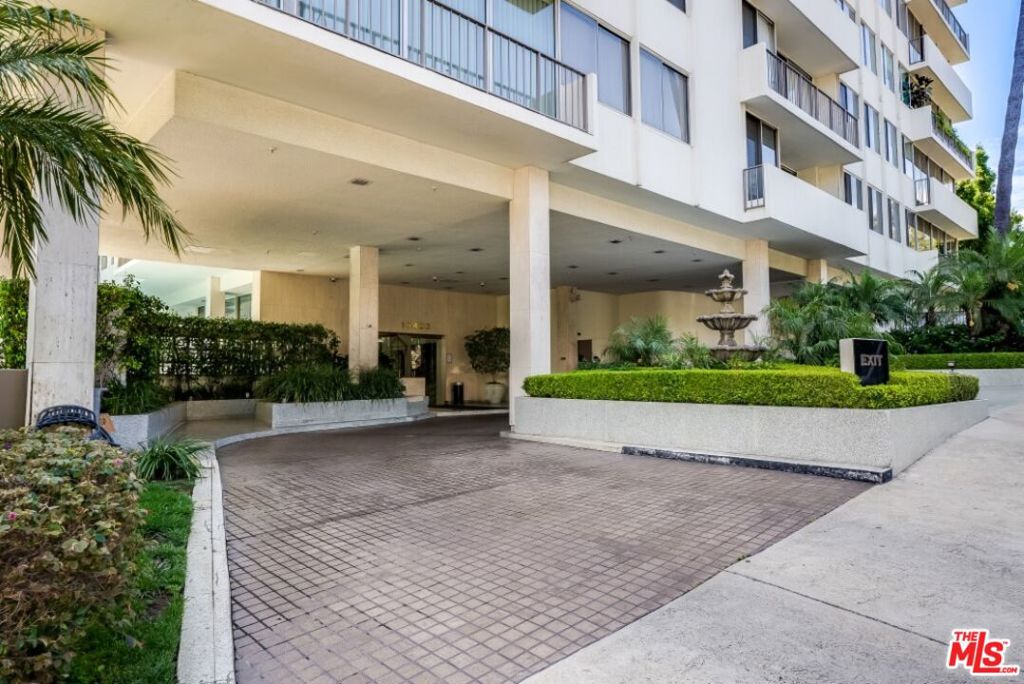 Photo of 10433 Wilshire Boulevard #405, Los Angeles, CA 90024 (MLS # 26990595)