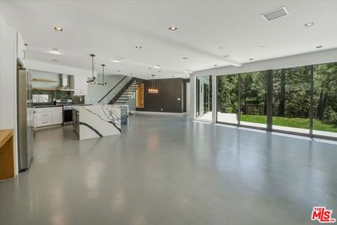 Photo of 1021 Teakwood Drive, Lake Arrowhead, CA 92352 (MLS # 26830517)