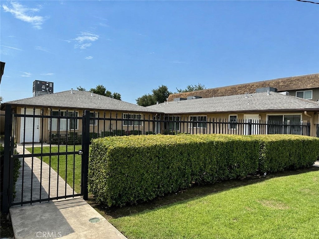 2337 E Shaw