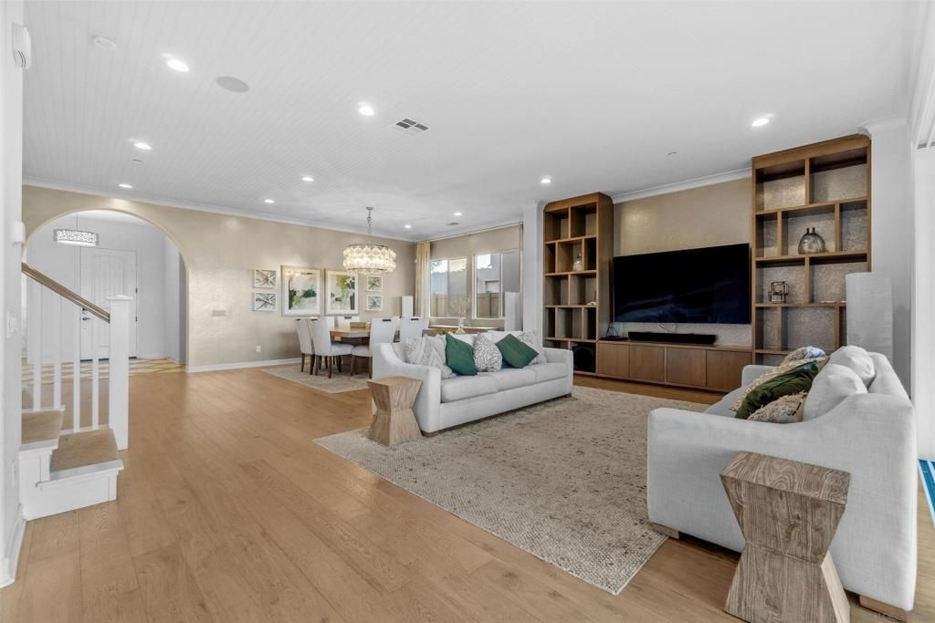 listing image 130722391424303892674
