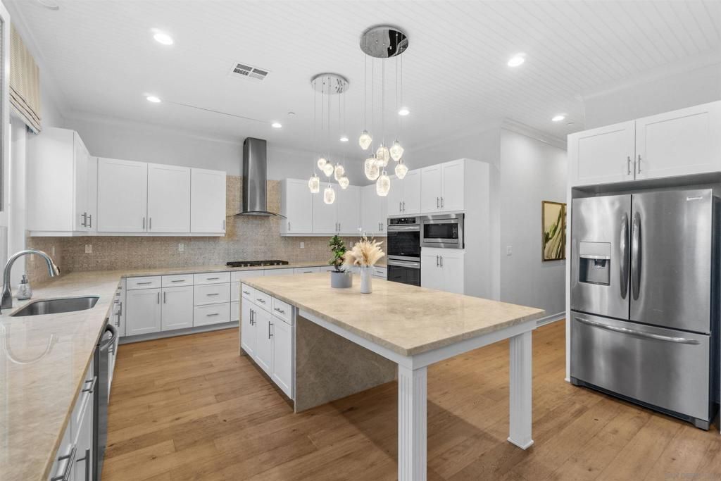 listing image 130722783304722778205