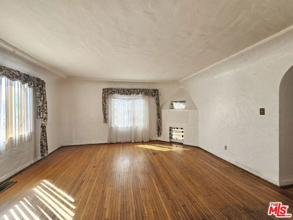 Properties 3 533 W 95th Street