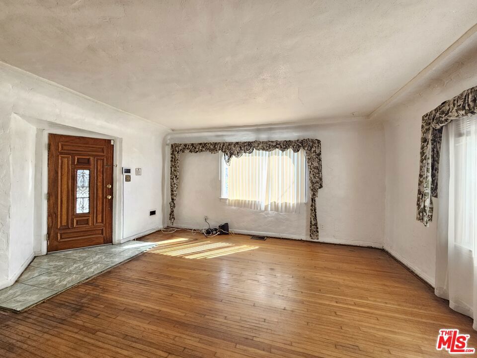 Properties 2 533 W 95th Street