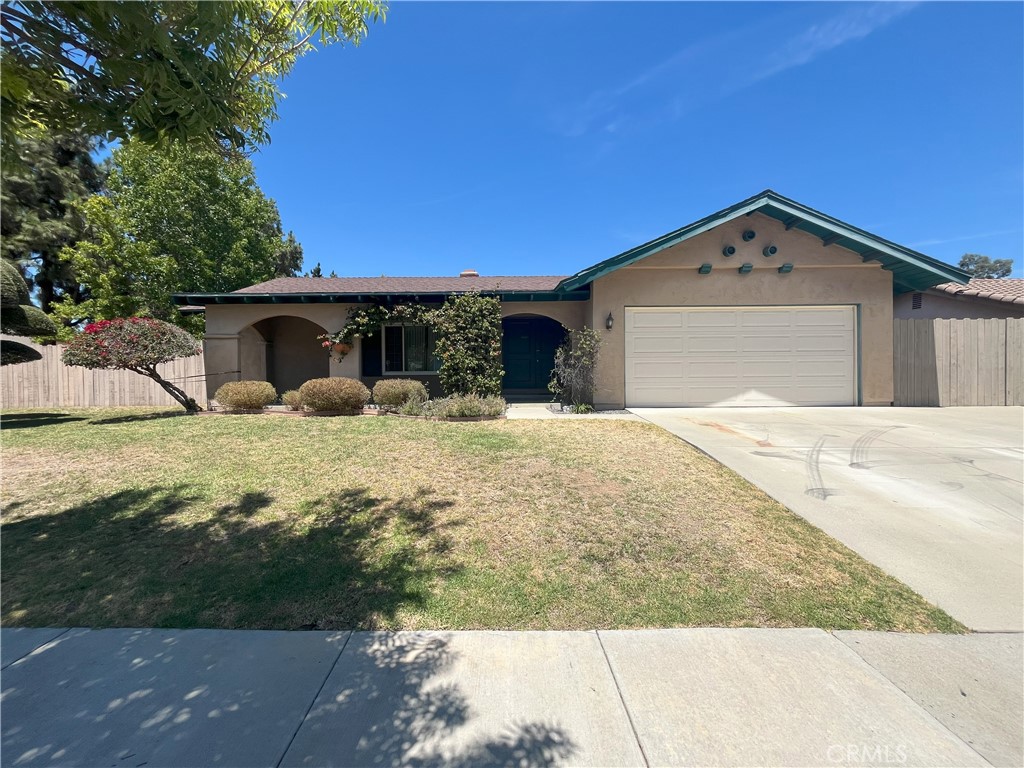 DIAMOND BAR, CALIFORNIA BEAUTY - FOUR BEDROOMS/TW0 BATHS HOME IN EXCELLENT CORNER LOT LOCATION. ADMIRE A LANDSCAPER'S DREAM HUGE BACKYARD. WELL PRICED TO SELL. LIVING ROOM HAS CATHEDRAL CEILING AND FIREPLACE.