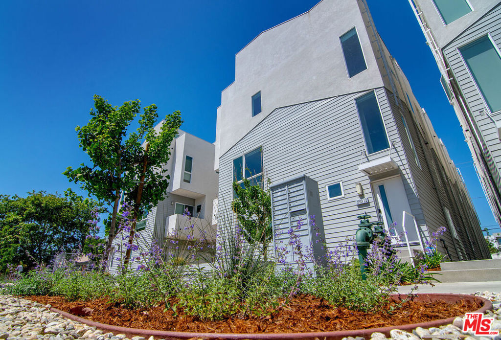 10909 1/2 Otsego Street 1/2