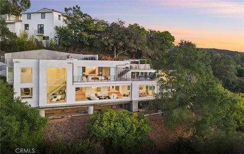 Photo of 9716 Oak Pass, Beverly Hills, CA 90210 (MLS # SR26022394)