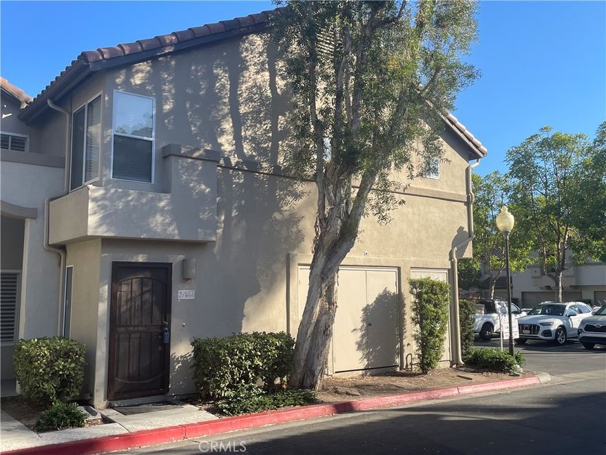 This "ready to move-in" end unit townhome has two bedrooms and two full baths plus an attached single car garage with direct access. The unit has laminate flooring throughout, including the stairs. The unit has new paint, new window coverings and new screens. The unit has a fireplace and the dining room has a floor to ceiling mirrored wall. The kitchen opens up to view the living room and has track lighting with tile countertops. The private deck has been newly resurfaced. The bathrooms also have laminate flooring with upgraded lighting. The hallway has recessed lighting, a laundry area that includes both a front-loading washer and dryer.  Great location at the end of the development on a corner cul de sac lot. Close to the highly rated Bathgate Elementary School. Association has a pool and spa within a short walk from the unit.
