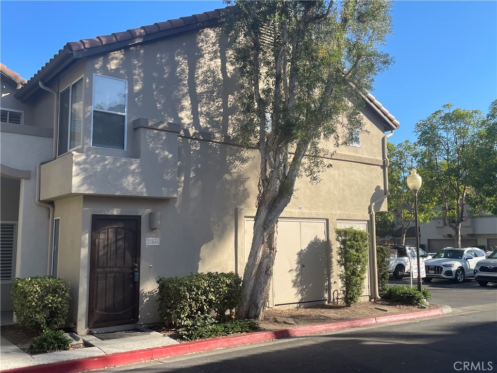 This "ready to move-in" end unit townhome has two bedrooms and two full baths plus an attached single car garage with direct access. The unit has laminate flooring throughout, including the stairs. The unit has new paint, new window coverings and new screens. The unit has a fireplace and the dining room has a floor to ceiling mirrored wall. The kitchen opens up to view the living room and has track lighting with tile countertops. The private deck has been newly resurfaced. The bathrooms also have laminate flooring with upgraded lighting. The hallway has recessed lighting, a laundry area that includes both a front-loading washer and dryer. Great location at the end of the development on a corner cul de sac lot. Close to the highly rated Bathgate Elementary School. Association has a pool and spa within a short walk from the unit.