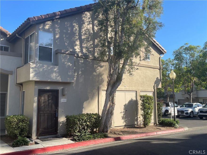This "ready to move-in" end unit townhome has two bedrooms and two full baths plus an attached single car garage with direct access. The unit has laminate flooring throughout, including the stairs. The unit has new paint, new window coverings and new screens. The unit has a fireplace and the dining room has a floor to ceiling mirrored wall. The kitchen opens up to view the living room and has track lighting with tile countertops. The private deck has been newly resurfaced. The bathrooms also have laminate flooring with upgraded lighting. The hallway has recessed lighting, a laundry area that includes both a front-loading washer and dryer.  Great location at the end of the development on a corner cul de sac lot. Close to the highly rated Bathgate Elementary School. Association has a pool and spa within a short walk from the unit.