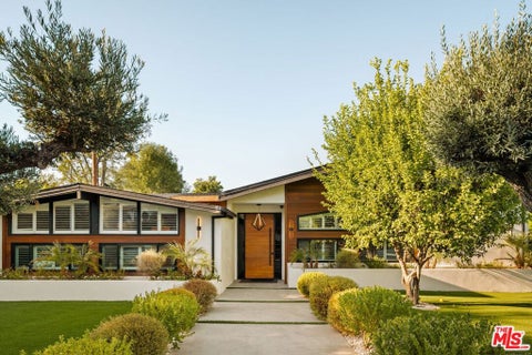 Photo of 23283 Erwin Street, Los Angeles, CA 91367 (MLS # 26936151)