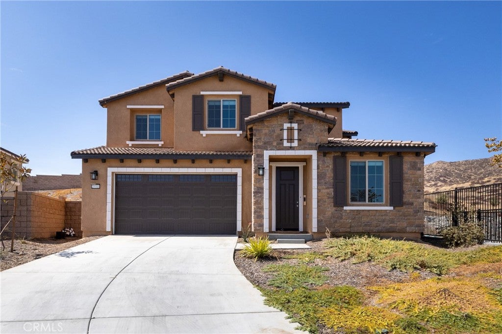 25311 Luna Peak