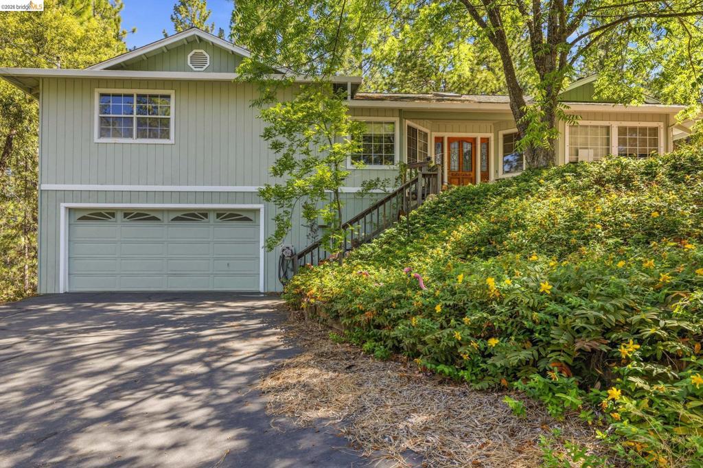 12033 Hillhurst Cir