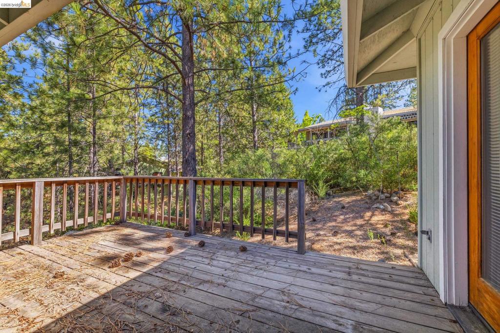 12033 Hillhurst Cir