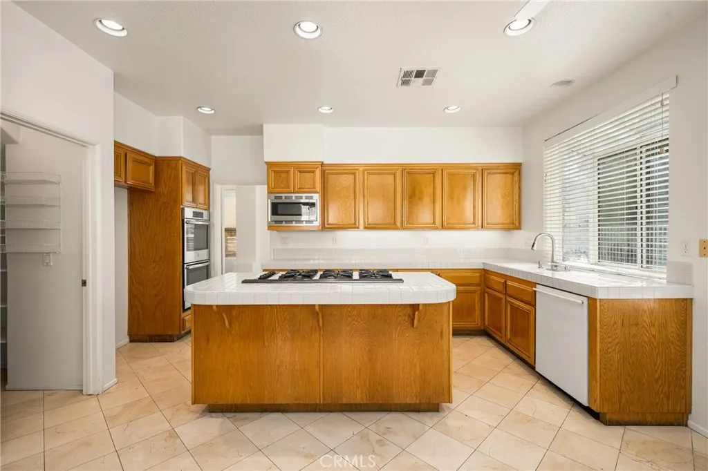 Anaheim Hills, California 92808, United States, 4 Bedrooms Bedrooms, ,4 BathroomsBathrooms,Residential,Active,170425