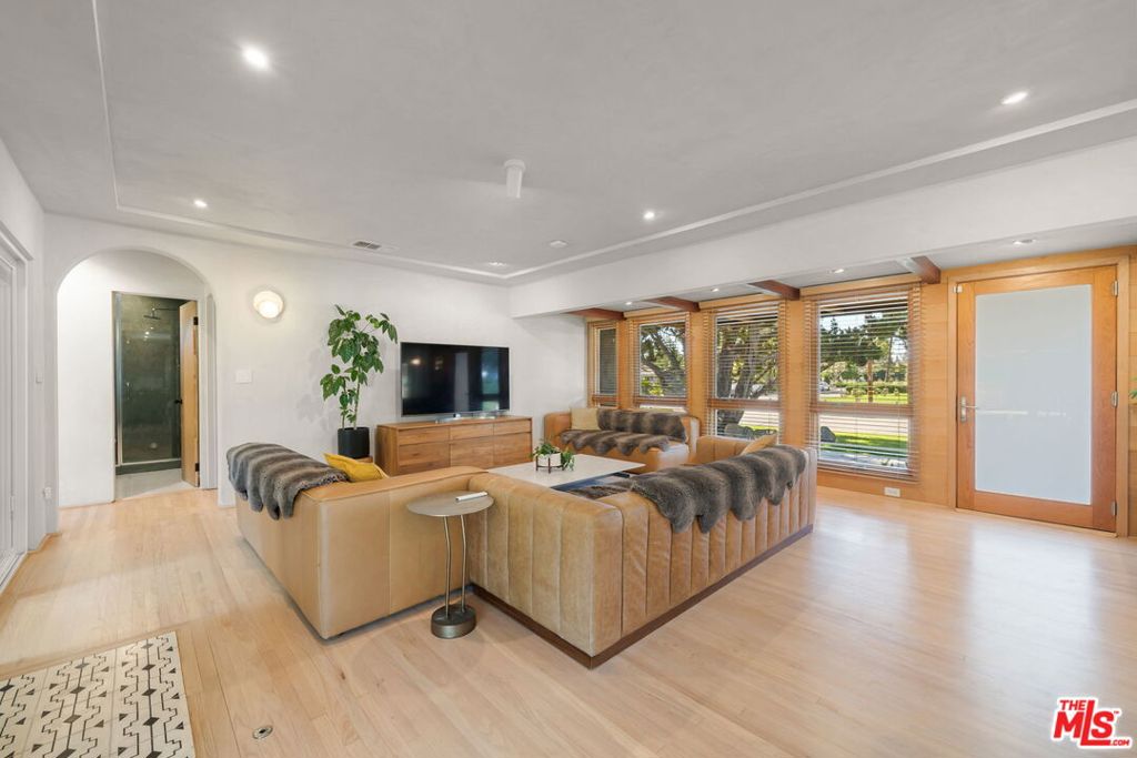 6202 N Willard Avenue