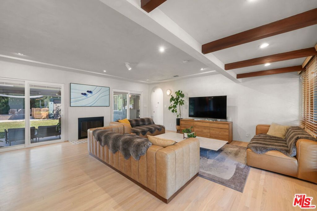 6202 N Willard Avenue