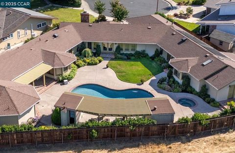 Photo of 738 Mandarin Ln Ln, Walnut Creek, CA 94598 (MLS # 41109769)