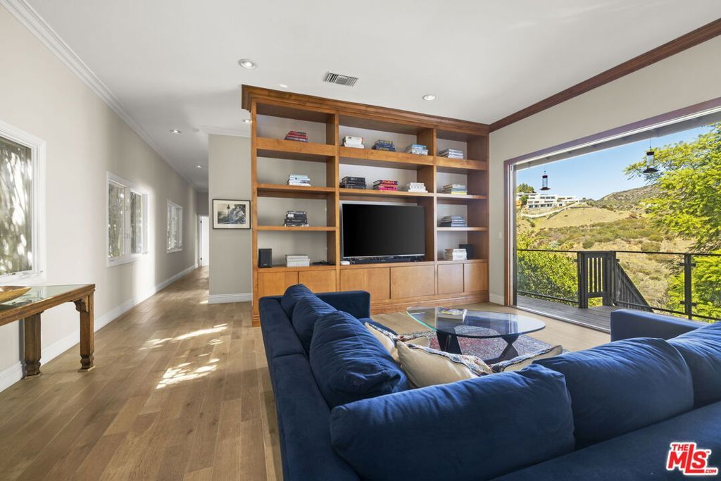 Photo of 1018 N Tigertail Road, Los Angeles, CA 90049 (MLS # 25605401)