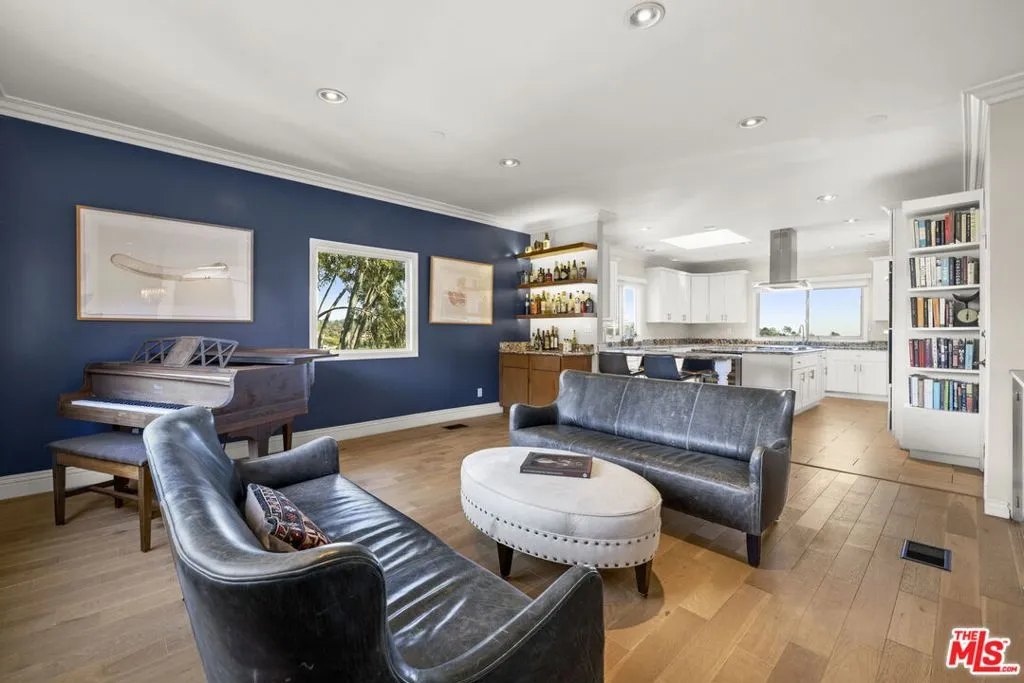 Los Angeles, California 90049, United States, 4 Bedrooms Bedrooms, ,4 BathroomsBathrooms,Residential,Active,231541