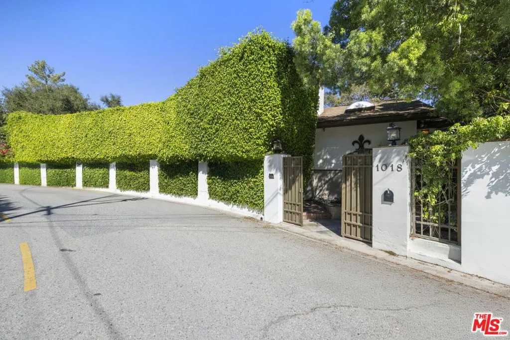 Los Angeles, California 90049, United States, 4 Bedrooms Bedrooms, ,4 BathroomsBathrooms,Residential,Active,231541