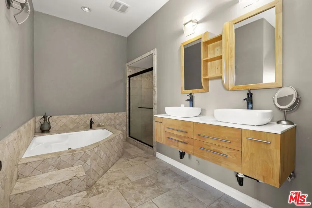 Los Angeles, California 90049, United States, 4 Bedrooms Bedrooms, ,4 BathroomsBathrooms,Residential,Active,231541