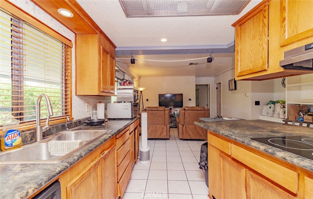15300 MAGNOLIA Street 101