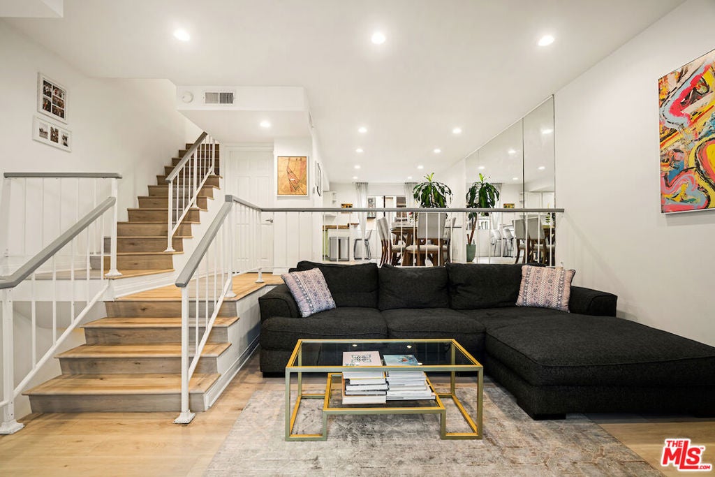 4658 Don Lorenzo Drive E, Los Angeles CA 90008