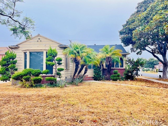 FAMILY TRUST AUCTION!!! RARE OPPORTUNITY TO BUY A 2 BEDROOM, 1 BATHROOM HOME ON A CORNER LOT WITH 2 CAR DETACHED GARAGE. SITTING IN A LOVELY AREA OF LOS ANGELES. THE HOME FEATURES A LIVING ROOM, DINING ROOM AND LAUNDRY ROOM. HARDWOOD FLOORS AND BACKYARD.